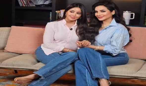 الأزرق يوحّد إطلالات لجين وأسيل عمران في سهرة راقية تجسّد