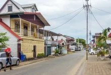 وقعت الجريمة داخل منزل الأسرة ومحيطه، بعد خلاف هاتفي نشب بين المتهم وزوجته.