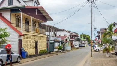 وقعت الجريمة داخل منزل الأسرة ومحيطه، بعد خلاف هاتفي نشب بين المتهم وزوجته.