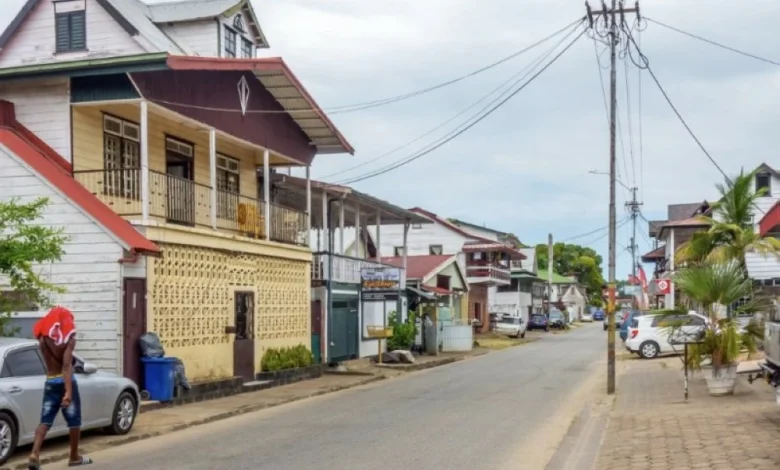 وقعت الجريمة داخل منزل الأسرة ومحيطه، بعد خلاف هاتفي نشب بين المتهم وزوجته.