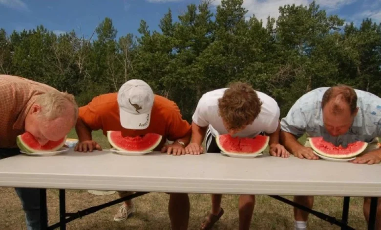 أكد تقرير الطب الشرعي أن سبب الوفاة هو «الاختناق الميكانيكي» بسبب انسداد مجرى الهواء بقطعة البطيخ.