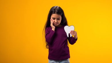 أبرزها مضغ العلكة.. عادات تُسبب تسوس أسنان طفلكِ