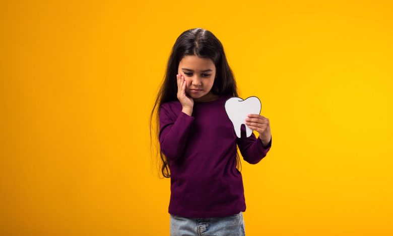 أبرزها مضغ العلكة.. عادات تُسبب تسوس أسنان طفلكِ