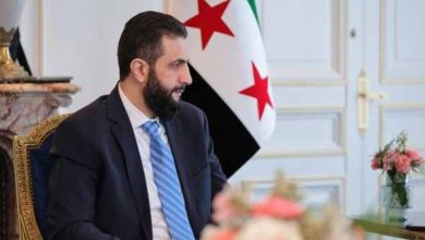 أحمد الشرع يُجري مكالمة فيديو مع بعثة منتخب سوريا بعد فوزه على تونس بكأس العرب 2025