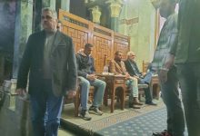 أحمد وعمر الفيشاوي يستقبلان عزاء والدتهما سمية الألفي