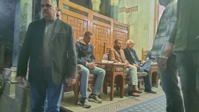 أحمد وعمر الفيشاوي يستقبلان عزاء والدتهما سمية الألفي