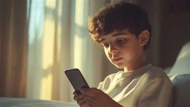 أخصائية نفسية توضح تأثير استخدام الهاتف في سن مبكرة على صحة الطفل
