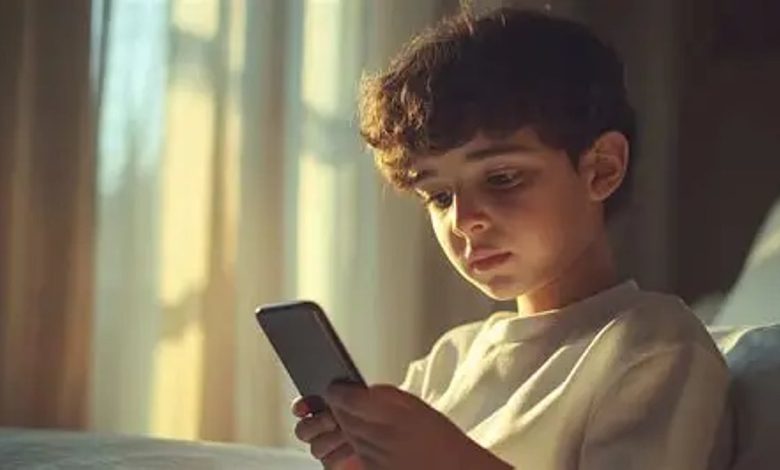 أخصائية نفسية توضح تأثير استخدام الهاتف في سن مبكرة على صحة الطفل