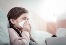 أستاذ حساسية ومناعة يحذر من تقبيل الأطفال وإرسالهم للمدارس في حالة إصابتهم بالفيروسات التنفسية