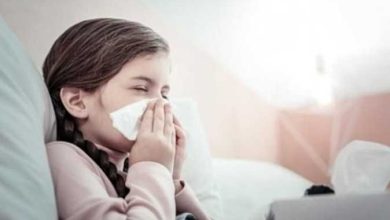 أستاذ حساسية ومناعة يحذر من تقبيل الأطفال وإرسالهم للمدارس في حالة إصابتهم بالفيروسات التنفسية