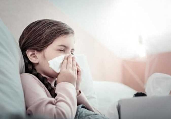 أستاذ حساسية ومناعة يحذر من تقبيل الأطفال وإرسالهم للمدارس في حالة إصابتهم بالفيروسات التنفسية