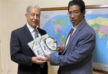 أفكار تصنع التغيير .. مركز رع يسلم مؤلفات علي  الشرفاء لنائب وزير الخارجية الأسبق | صور