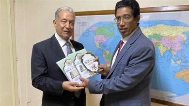 أفكار تصنع التغيير .. مركز رع يسلم مؤلفات علي  الشرفاء لنائب وزير الخارجية الأسبق | صور