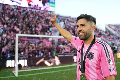 ألبا يودّع الملاعب بعد مشوار حافل