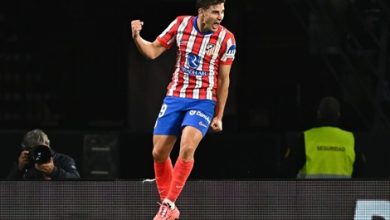 ألفاريز يكسر صمته بشأن ارتباطه بالانتقال إلى برشلونة