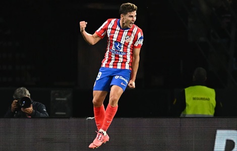 ألفاريز يكسر صمته بشأن ارتباطه بالانتقال إلى برشلونة