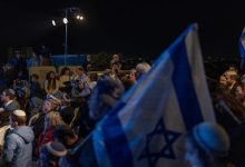 إسرائيليون يعبرون الحدود إلى غزة مطالبين بإعادة احتلال القطاع