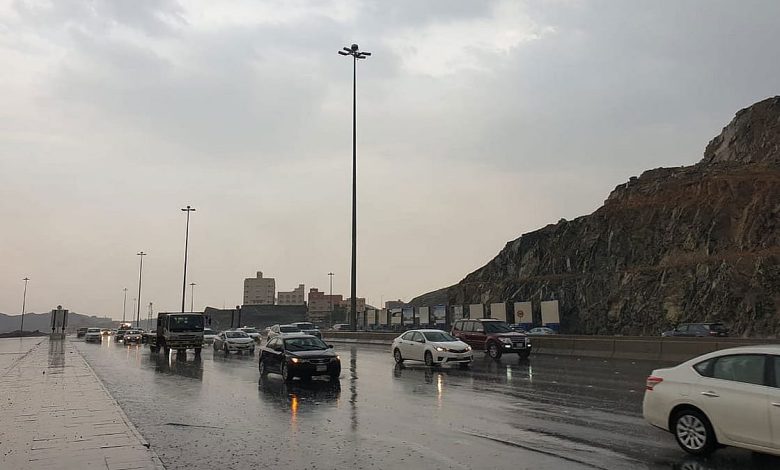 إنذار أحمر على مكة والباحة بسبب توقع أمطار غزيرة وضباب كثيف