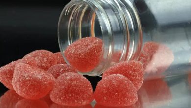 إهمال أم جريمة؟.. القبض على أم تناول طفلاها كمية كبيرة من حلوى على شكل مخدرات