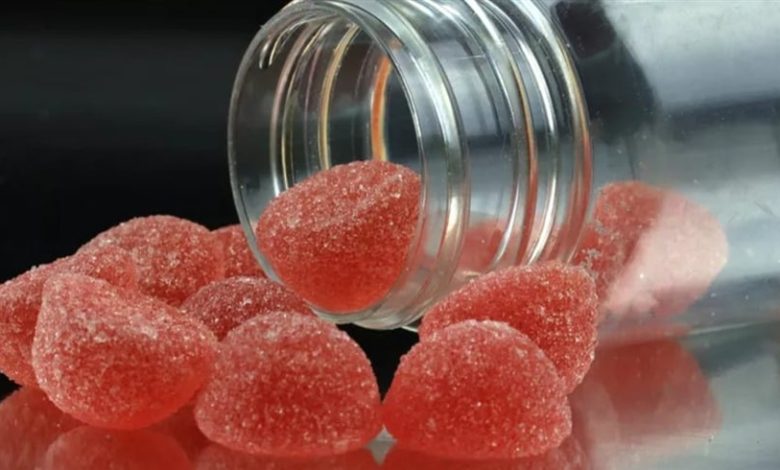 إهمال أم جريمة؟.. القبض على أم تناول طفلاها كمية كبيرة من حلوى على شكل مخدرات