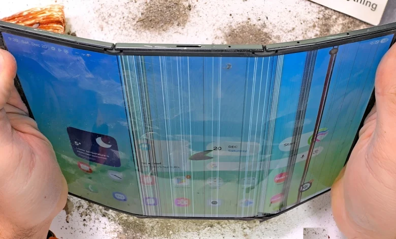 اختبار JerryRigEverything للمتانة يكشف هشاشة هاتف سامسونج ثلاثي الطي!