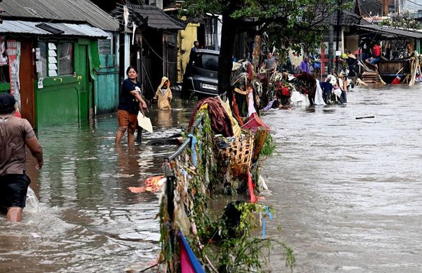 ارتفاع حصيلة قتلى الفيضانات إلى أكثر من ألف...