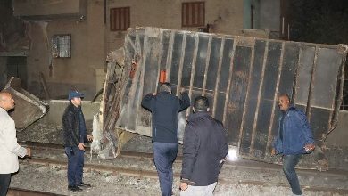 استمرار أعمال رفع الكونتينرات بعد سقوطها من قطار بضائع بطوخ