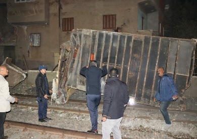 استمرار أعمال رفع الكونتينرات بعد سقوطها من قطار بضائع بطوخ