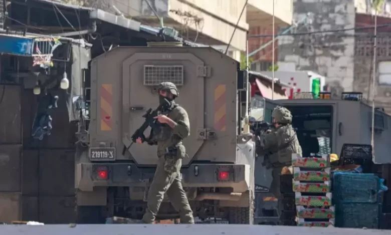 اعتقالات واحتجازات خلال حملات نفذها الاحتلال في الضفة والقدس