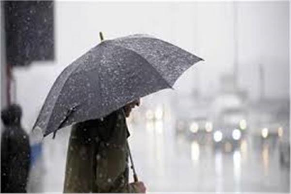 الأرصاد تنصح بارتداء الملابس الشتوية والابتعاد عن أعمدة الإنارة: الأمطار تشتد وتستمر حتى الخميس