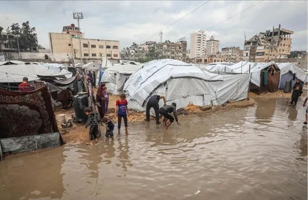 الأمطار الغزيرة تغمر عشرات الخيام في خان يونس...