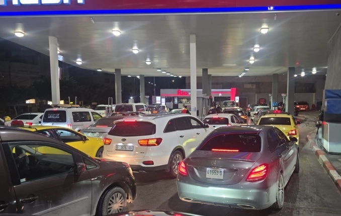 الازمة تتفاقم..تهافت على محطات الوقود في الضفة عقب بيان النقابة حول أزمة إيداع الشيقل