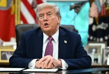 البيت الأبيض يكشف سبب ضمادة يضعها ترامب على يده اليمنى