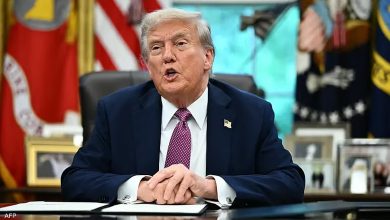 البيت الأبيض يكشف سبب ضمادة يضعها ترامب على يده اليمنى