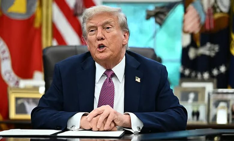 البيت الأبيض يكشف سبب ضمادة يضعها ترامب على يده اليمنى