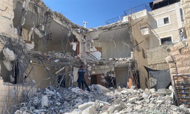 الجيش الإسرائيلي يهدم بناية ويشرد سكانها في القدس