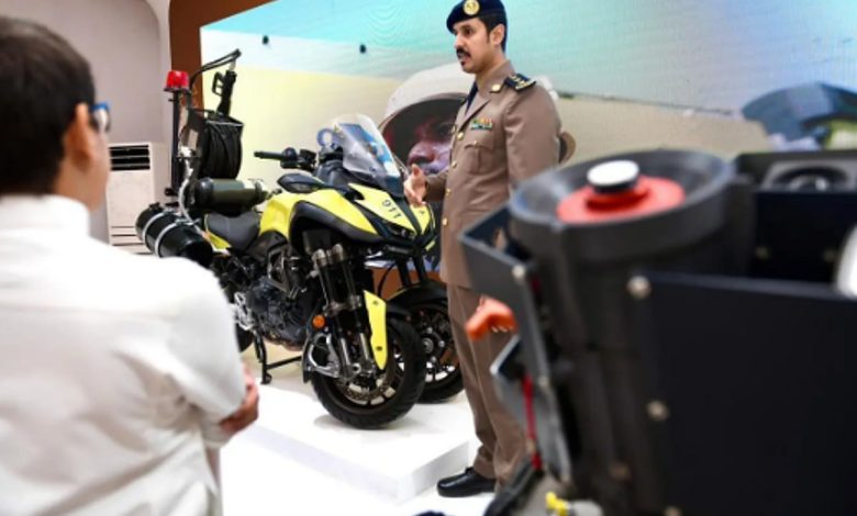 "الدفاع المدني" يستعرض دراجة التدخل السريع في معرض "واحة الأمن" بالصياهد