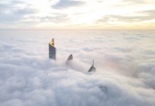 الضباب الكثيف يصنع مشاهد فريدة في سماء الكويت