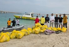 «الغوص»: رفع طن من المخلفات البلاستيكية والأخشاب وشباك الصيد خلال حملة لتنظيف ساحل «الزور»