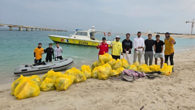 «الغوص»: رفع طن من المخلفات البلاستيكية والأخشاب وشباك الصيد خلال حملة لتنظيف ساحل «الزور»