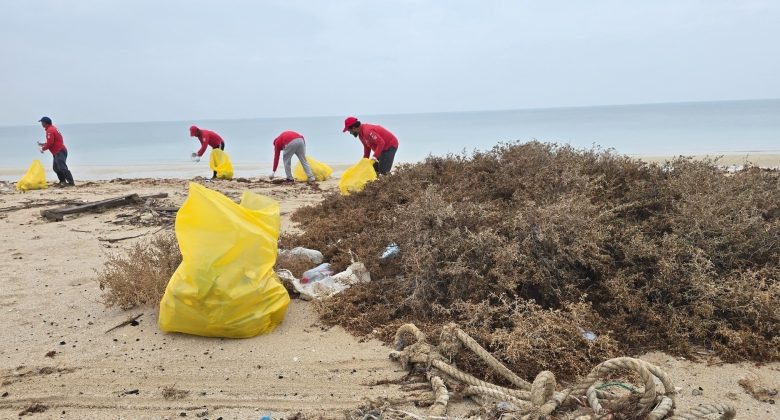 «الغوص» يرفع 4 أطنان من المخلفات البلاستيكية والأخشاب وشباك الصيد من ساحل الزور