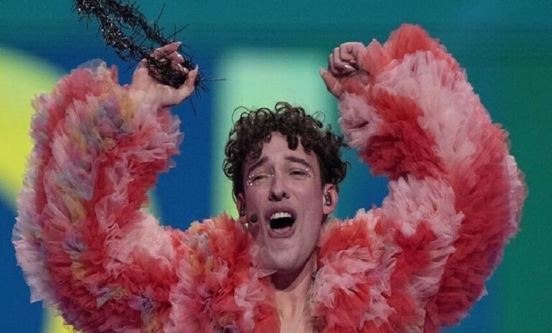 الفائز بمسابقة "يوروفيجن" يعيد الجائزة احتجاجا على استمرار مشاركة إسرائيل