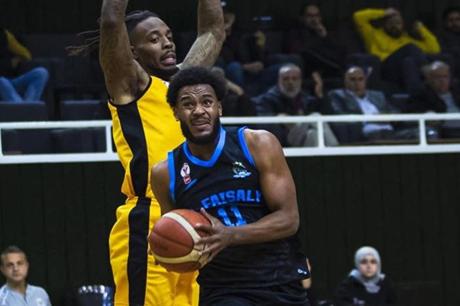 الفيصلي يتجاوز الأشرفية في دوري السلة