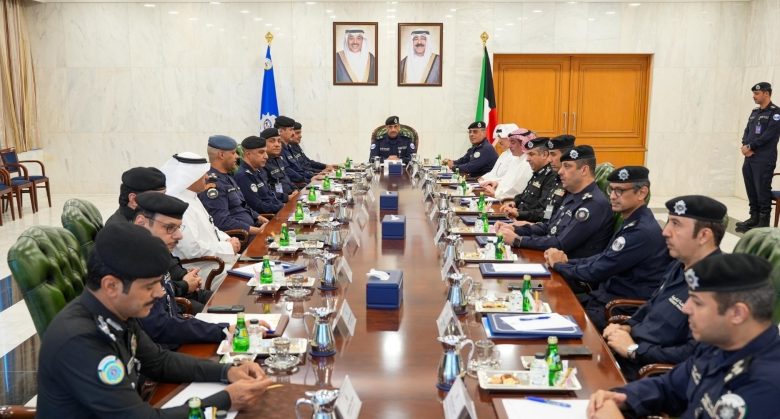 اللواء العدواني يترأس اجتماعاً لقيادات «الداخلية»: رفع كفاءة الأداء في مختلف القطاعات