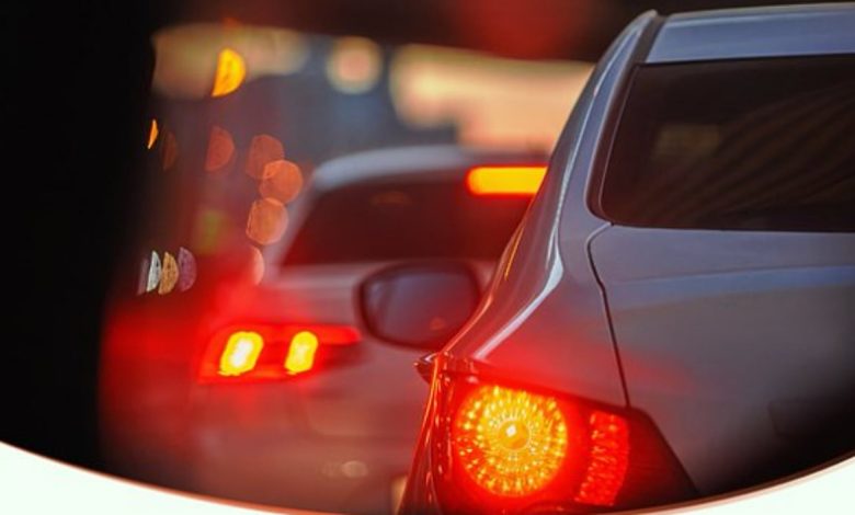 المرور يكشف الحالات التي تتطلب تخفيف السرعة أو إيقاف المركبة