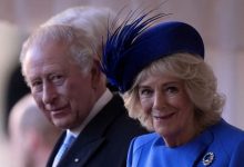 الملك تشارلز والملكة كاميلا يقودان مسيرة العائلة المالكة في حفل الميلاد