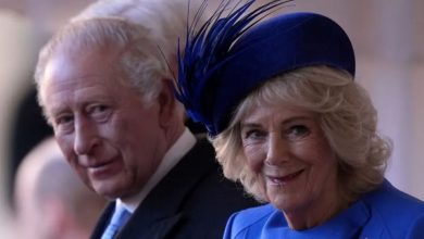 الملك تشارلز والملكة كاميلا يقودان مسيرة العائلة المالكة في حفل الميلاد