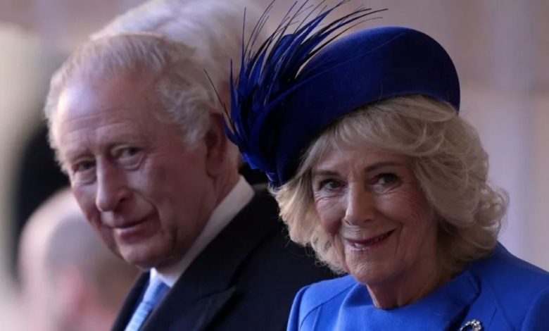 الملك تشارلز والملكة كاميلا يقودان مسيرة العائلة المالكة في حفل الميلاد