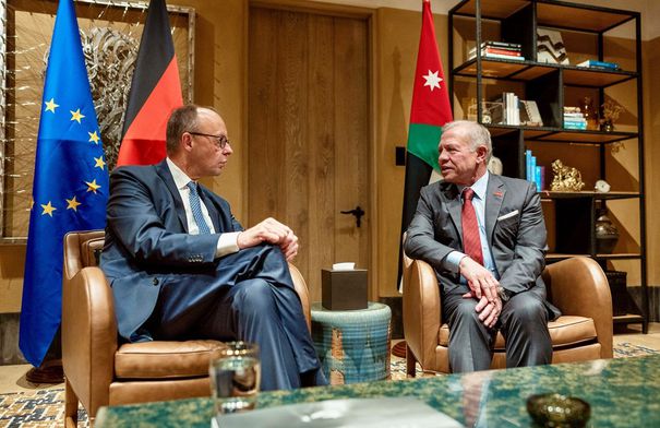 الملك يلتقي المستشار الألماني في العقبة لبحث سبل توطيد...