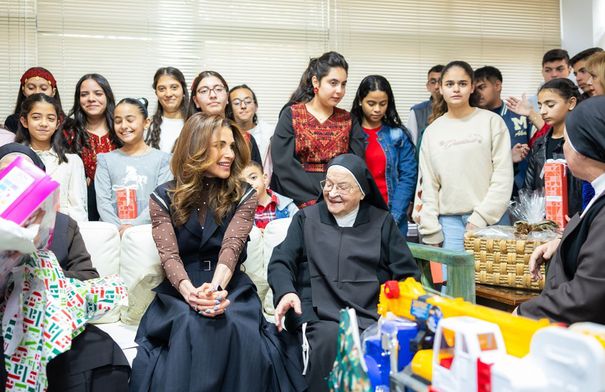 الملكة رانيا العبدالله تشارك مجموعة من الأطفال احتفالهم...